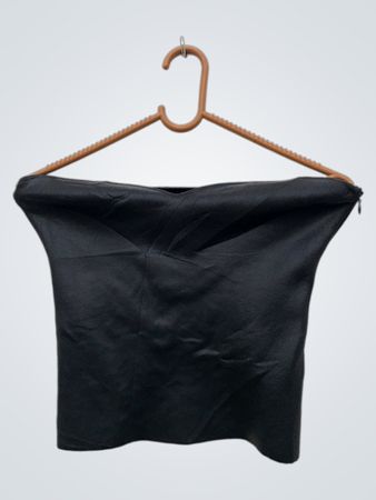 Schwarzes trägerloses Top