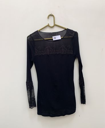 Schwarzes transparentes Spitzenshirt mit langen Ärmeln