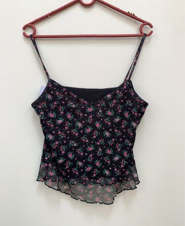 Schwarzes Blumenmuster-Top
