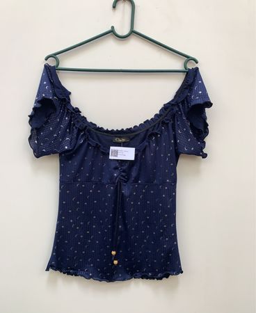 Klassisches Off-Shoulder-Top mit Mond- und Sternenprint