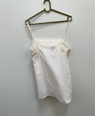 Weiße Unterhose mit Spitzenbesatz