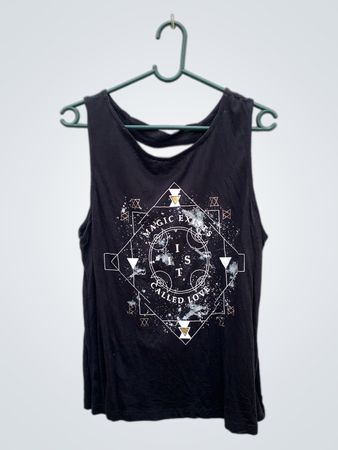 Schwarzes Tanktop mit "Magic Exists I ST Called Love" Grafik