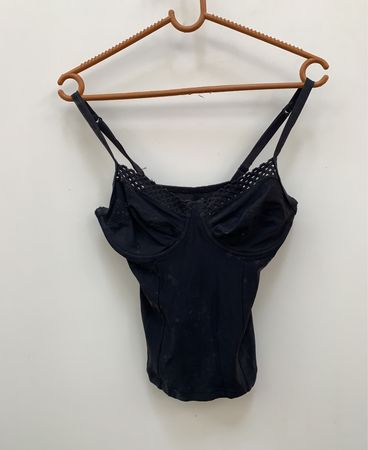 Schwarzes Spaghettiträgershirt mit Spitze