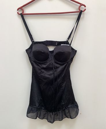 Schwarzes Top mit Rüschensaum