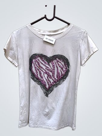 Weißes T-Shirt mit Herzgrafik