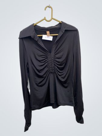 Schwarze geraffte Bluse mit Kragen