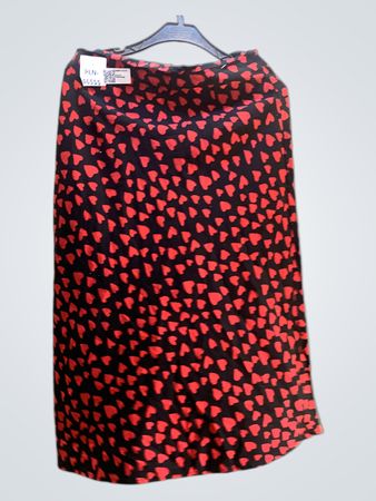 Schwarzer und roter Herzdruckrock