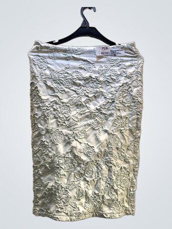 Weißer strukturierter Rock mit Rosenmuster