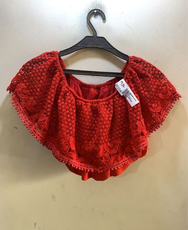 Rotes Spitzen-Crop-Top mit schulterfreiem Schnitt