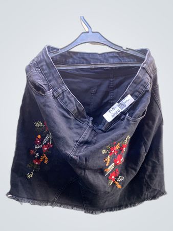 Schwarzer bestickter Jeansrock