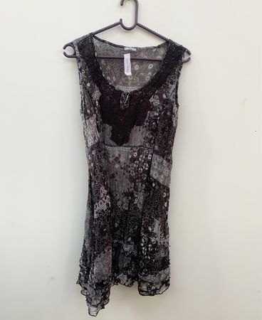 Ärmelloses gemustertes Kleid mit Spitze