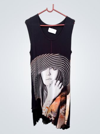 Schwarzes ärmelloses Kleid mit Frauenporträt-Druck