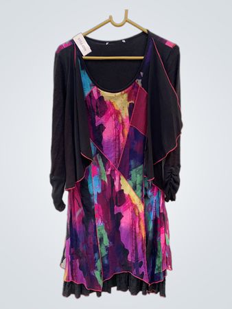 Schwarzes Kleid mit abstraktem Drucküberzug