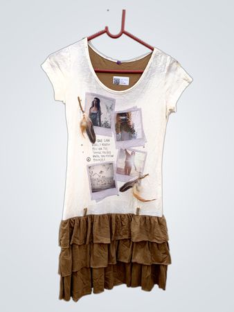 Weißes T-Shirt-Kleid mit Rüschensaum und Fotocollage-Grafik