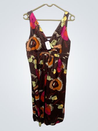 Braunes Kleid mit floralem Muster und Etiketten