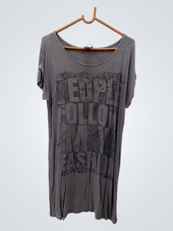 Graues T-Shirt mit "PEOPLE FOLLOW FASHION" Grafik