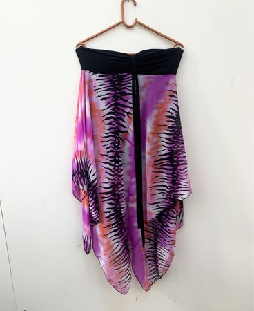 Trägerloses Kleid mit Batik- und Tierdruck