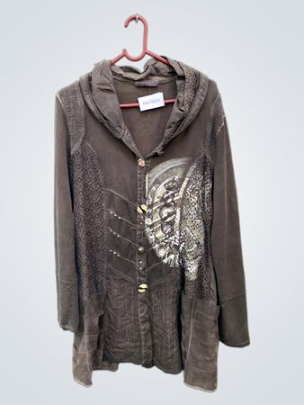 Braune Kapuzenjacke mit dekorativem Druck