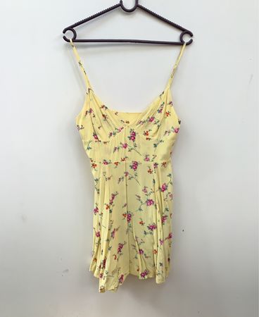 Gelbes florales Slipkleid