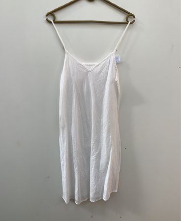 Weißes Slipkleid mit NSD-7549-Tag