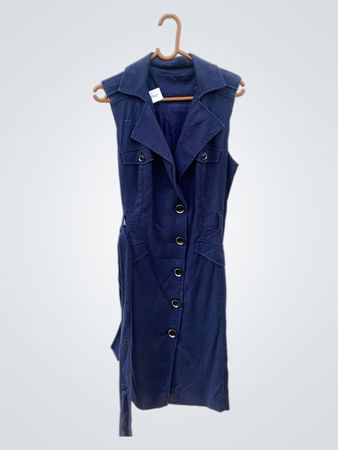 Blaues ärmelloses Kleid mit Gürtel