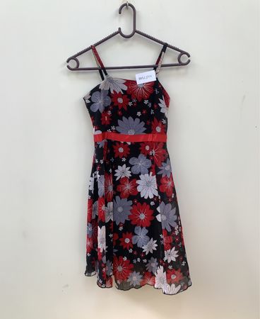 Schwarzes Blumenmuster-Kleid mit roter Schleife