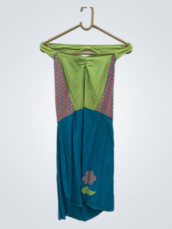 Trägerloses Kleid mit blauen und grünen Mustern