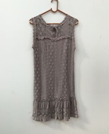 Graues Spitzenkleid mit Rüschensaum