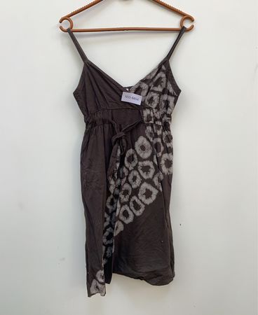 Braunes Kleid mit abstraktem Muster