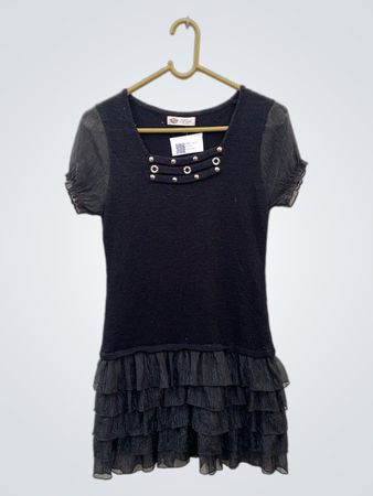 Schwarzes Kleid mit Rüschenshirt