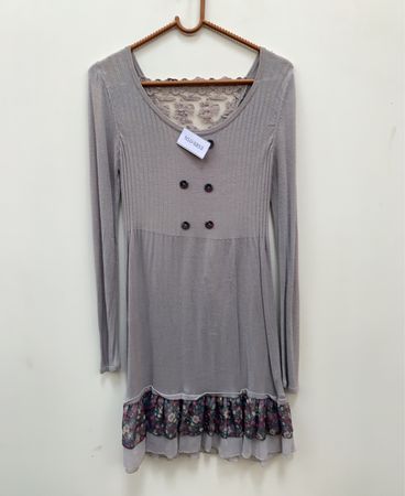 Graues Kleid mit floralem Saum und Spitzenrücken