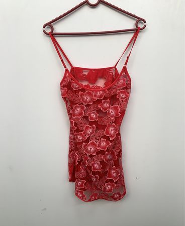 Roter floraler Spitzen-Unterrock
