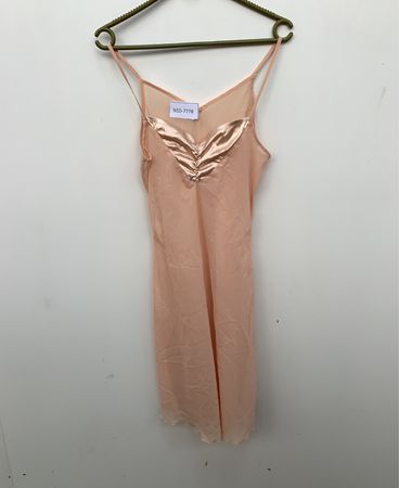 Pfirsich Slip-Kleid mit goldenen Rüschen