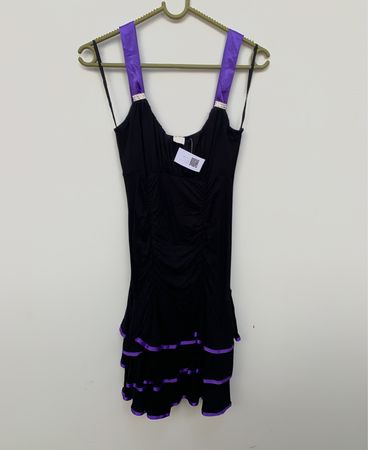 Schwarzes Kleid mit lila Ripsbandschnürung und gerüschtem Saum