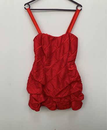 Rotes Rüschendress