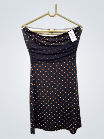 Schwarzes strapless Kleid mit orangefarbigen Punkten