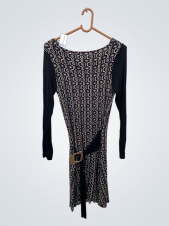Langärmliges Kleid mit geometrischem Print und Gürtel