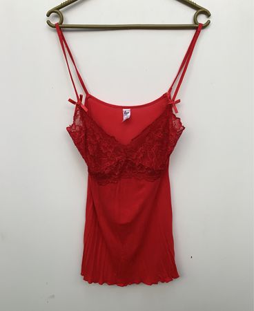 Rotes Spitzen-Cami