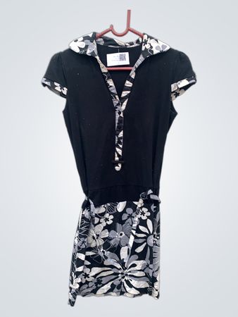 Schwarzes Kleid mit floral bedrucktem Kragen und Rock