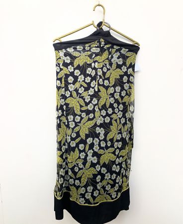 Schwarzes floral gemustertes Halterkleid