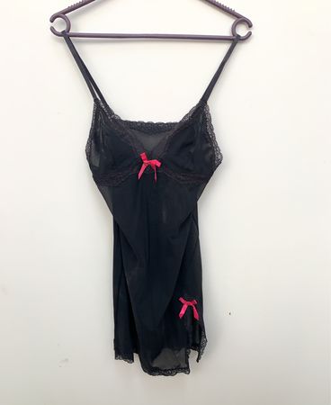 Schwarzes Negligé mit Spitze und pinken Schleifen