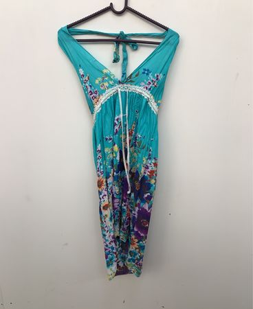 Türkises Blumen-Halterkleid mit weißer Spitze.