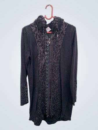 Schwarzer Kapuzenstrickcardigan mit dekorativen Verzierungen
