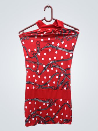 Rotes Kleid mit weißen Punkten und Kettenmuster