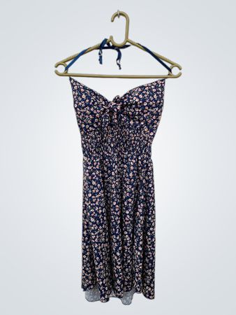 Marineblaues, floral gemustertes, gesmoktes Halterkleid mit Schleifendetail