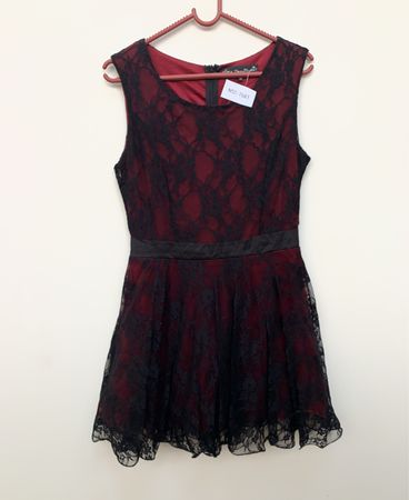 Mela Loves London Rotes und Schwarzes Spitzenkleid