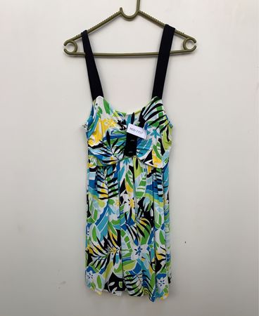 Damensommerdruckkleid mit schwarzen Trägern und Knöpfen