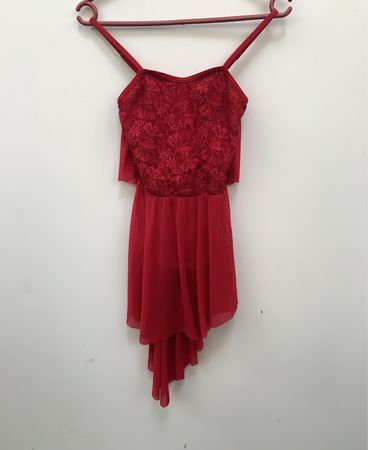 Rotes Abendkleid mit Spitzenoberteil