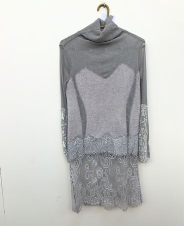 Grauer Rollkragenpullover mit Spitzenbesatz