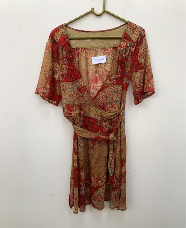 Rotes und orangefarbenes Blumendruck-Wickelkleid